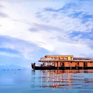 Indraprasthamlakecruise Botel Alappuzha